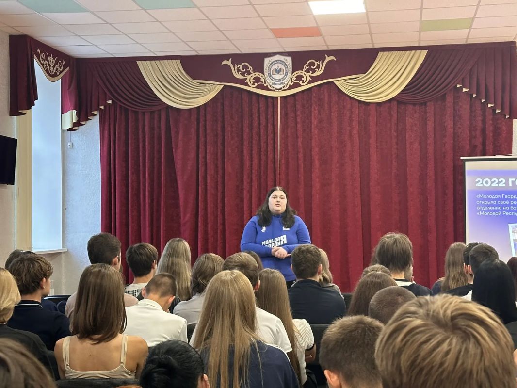 Вчера в ГБОУ «Володарская школа № 1 имени А.Д. Якименко» прошла агитационная встреча «Молодой Гвардии Единой России»