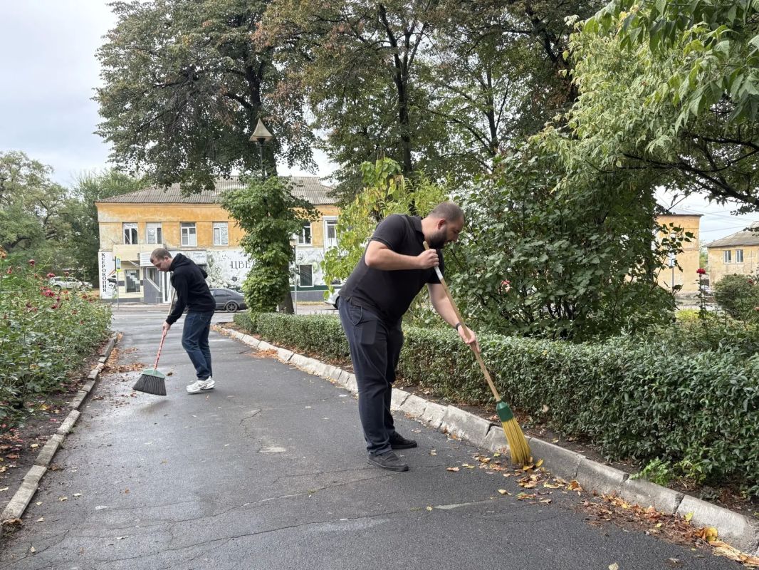 Сегодня, 24.09.2026, сотрудники Управы Ленинского внутригородского района Администрации городского округа Донецк приняли активное участие в акции "Чистый четверг" Сегодня, 24.09.2026, сотрудники Управы Ленинского внутригородского района Администрации городского округа Донецк приняли активное участие в акции "Чистый четверг"