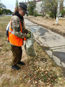 Коммунальщики Снежного продолжают благоустраивать территории общего пользования