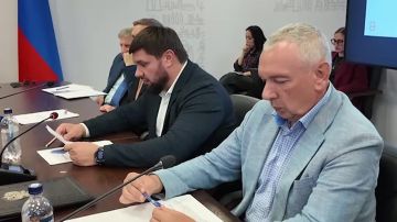 На очередном оперативном совещании руководитель Минстроя ДНР Владимир Дубовка доложил Главе ДНР Денису Пушилину о восстановлении, благоустройстве и подготовке к предстоящему отопительному сезону в регионе