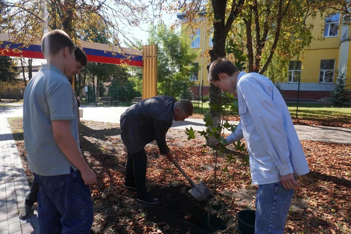 Сергей Юзвинкевич: Сегодня в центральном парке пгт Володарское вместе с участниками клуба «Зелёная планета», сотрудниками МКУ «Володарская ЦБС» принял участие в экологической акции «Посади своё дерево жизни» Сергей Юзвинкевич: Сегодня в центральном парке пгт Володарское вместе с участниками клуба «Зелёная планета», сотрудниками МКУ «Володарская ЦБС» принял участие в экологической акции «Посади своё дерево жизни»
