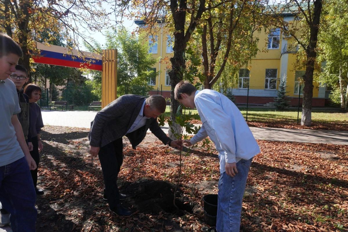 Сергей Юзвинкевич: Сегодня в центральном парке пгт Володарское вместе с участниками клуба «Зелёная планета», сотрудниками МКУ «Володарская ЦБС» принял участие в экологической акции «Посади своё дерево жизни» Сергей Юзвинкевич: Сегодня в центральном парке пгт Володарское вместе с участниками клуба «Зелёная планета», сотрудниками МКУ «Володарская ЦБС» принял участие в экологической акции «Посади своё дерево жизни»