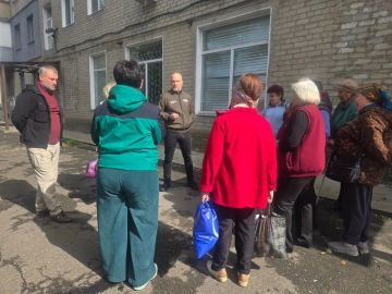 Глава городского округа Дебальцево Сергей Желновач провёл встречу с жителями дома № 13 на улице Ленина