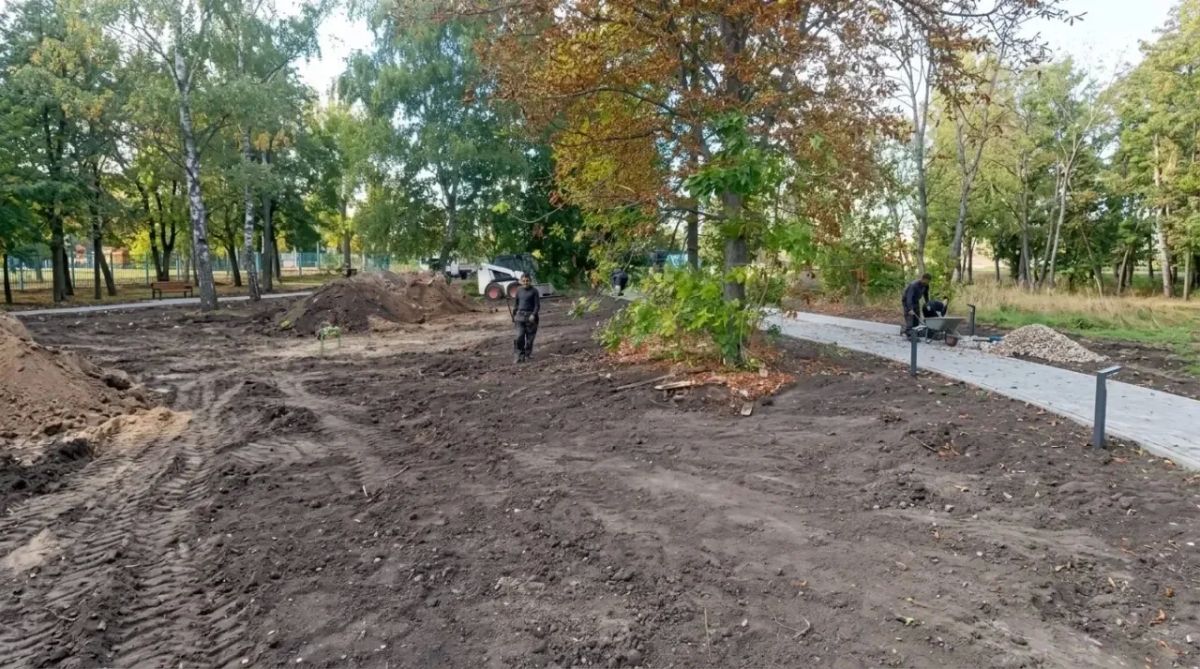 Подрядная организация Нижегородской области продолжает работать над благоустройством парка культуры и отдыха в г. о. Иловайск. В 2025 году город Иловайск принимал участие во Всероссийском конкурсе лучших проектов... Подрядная организация Нижегородской области продолжает работать над благоустройством парка культуры и отдыха в г. о. Иловайск. В 2025 году город Иловайск принимал участие во Всероссийском конкурсе лучших проектов...