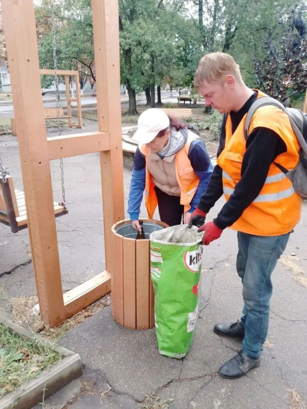 Коммунальщики Снежного продолжают благоустраивать территории общего пользования Коммунальщики Снежного продолжают благоустраивать территории общего пользования
