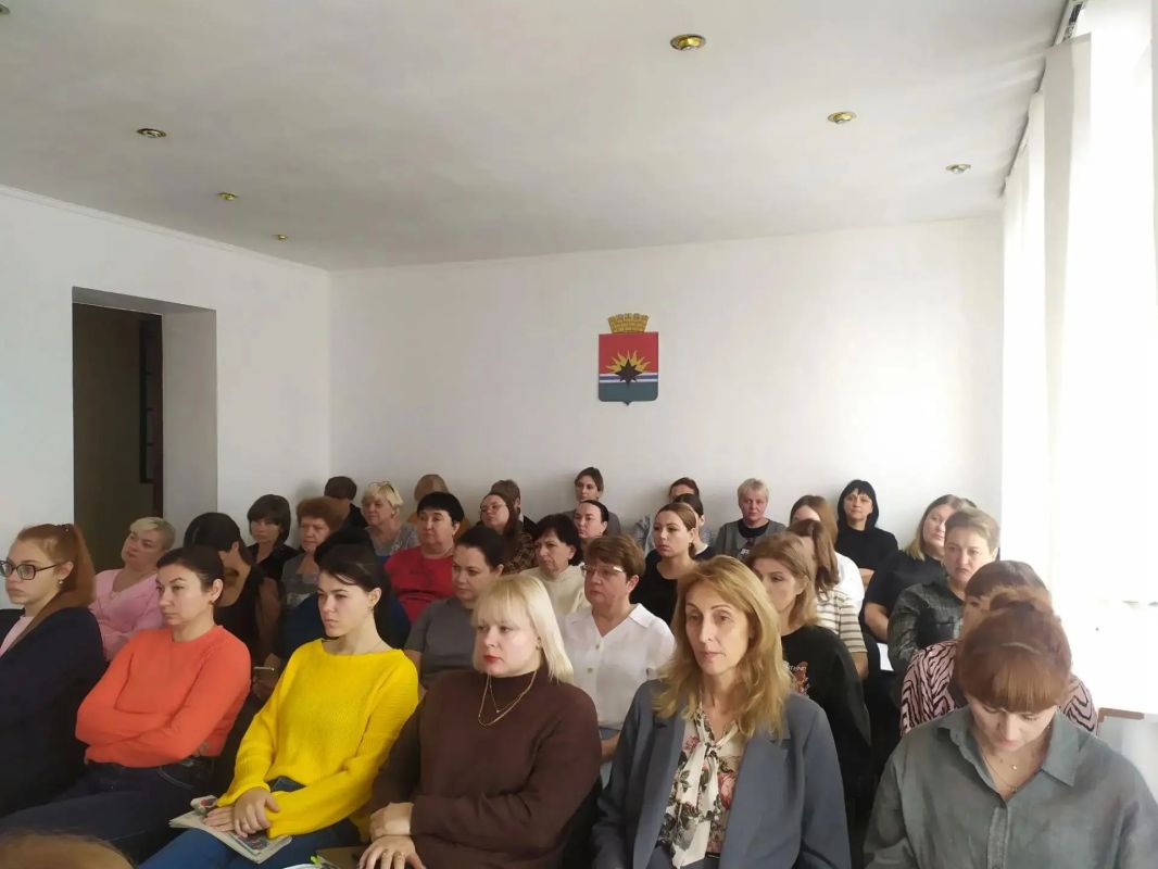 24 сентября в малом зале администрации городского округа Торез проведена учеба аппарата, в которой приняли участие управляющий делами администрации, руководители и специалисты отраслевых (функциональных) и территориальных... 24 сентября в малом зале администрации городского округа Торез проведена учеба аппарата, в которой приняли участие управляющий делами администрации, руководители и специалисты отраслевых (функциональных) и территориальных...