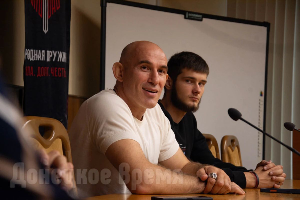 Обычный парень, который смог: легендарный боец UFC Алексей Олейник встретился с донецкими студентами