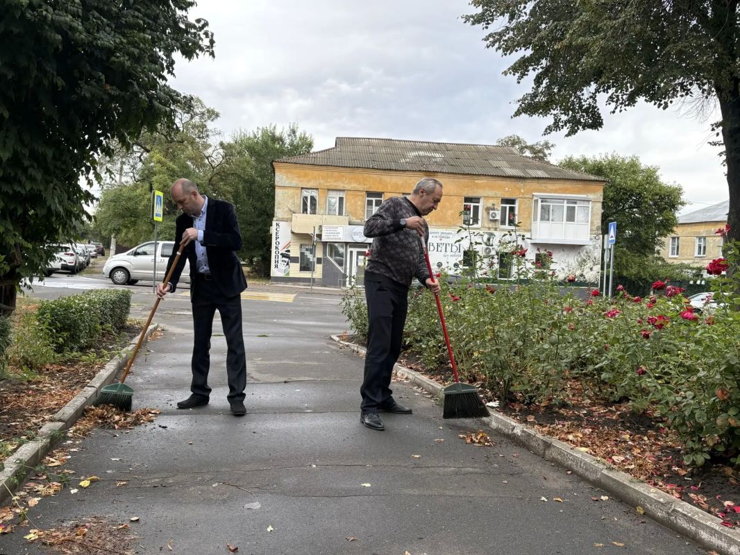 Сегодня, 24.09.2026, сотрудники Управы Ленинского внутригородского района Администрации городского округа Донецк приняли активное участие в акции "Чистый четверг" Сегодня, 24.09.2026, сотрудники Управы Ленинского внутригородского района Администрации городского округа Донецк приняли активное участие в акции "Чистый четверг"