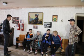 В ПВР города Енакиево заместитель Главы Администрации Краснолиманского муниципального округа Игорь Диогенов, встретился с эвакуированными краснолиманцами