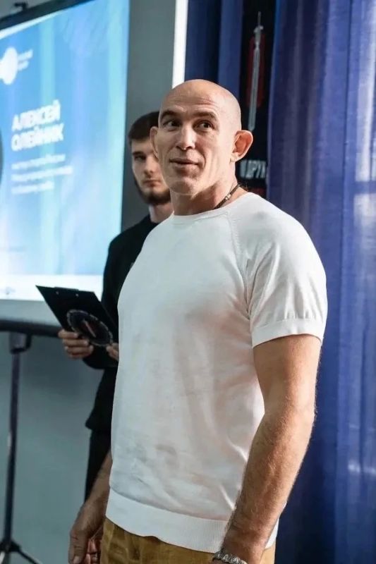 Легендарный боец UFC Алексей Олейник посетил университеты Донецка Легендарный боец UFC Алексей Олейник посетил университеты Донецка