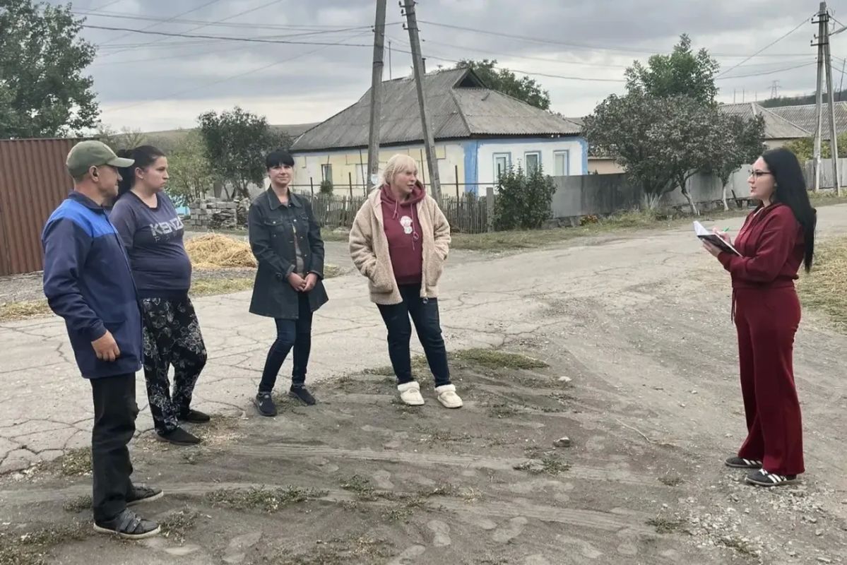 Сотрудники Зуевского территориального отдела Администрации муниципального образования провели встречу с жителями пгт Троицко-Харцызск по улице Котовского Сотрудники Зуевского территориального отдела Администрации муниципального образования провели встречу с жителями пгт Троицко-Харцызск по улице Котовского