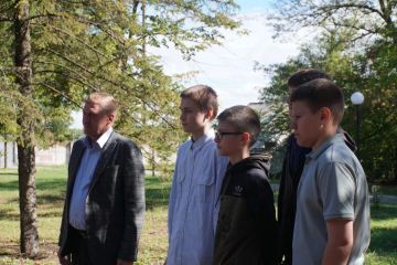 Сергей Юзвинкевич: Сегодня в центральном парке пгт Володарское вместе с участниками клуба «Зелёная планета», сотрудниками МКУ «Володарская ЦБС» принял участие в экологической акции «Посади своё дерево жизни»
