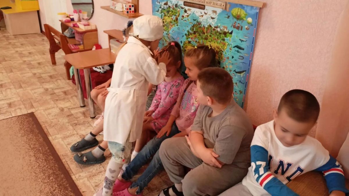 Дошколята Пантелеймоновского детского сада «Теремок» примерили на себя взрослые профессии в рамках Дня самоуправления, который прошел в дошкольном учреждении вчера