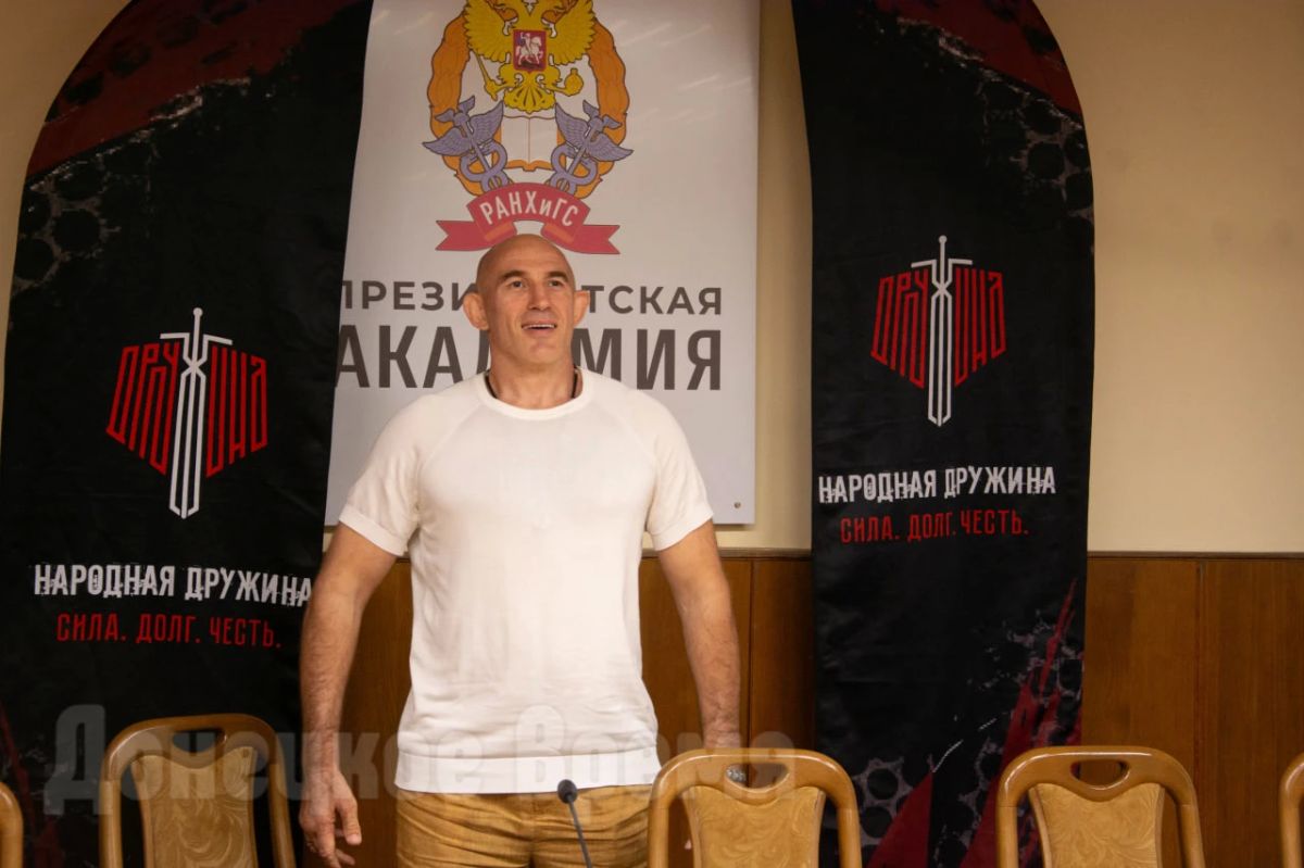 Обычный парень, который смог: легендарный боец UFC Алексей Олейник встретился с донецкими студентами Обычный парень, который смог: легендарный боец UFC Алексей Олейник встретился с донецкими студентами