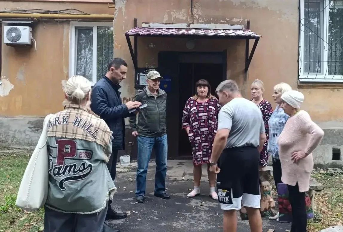 На связи с жителями. Анна Кондрыкинская и Алексей Муратов провели встречу с жителями Кировского района Донецка На связи с жителями. Анна Кондрыкинская и Алексей Муратов провели встречу с жителями Кировского района Донецка