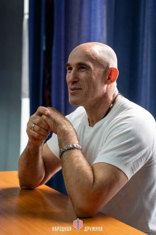 Легенда UFC встретился со студентами Донецка Легенда UFC встретился со студентами Донецка