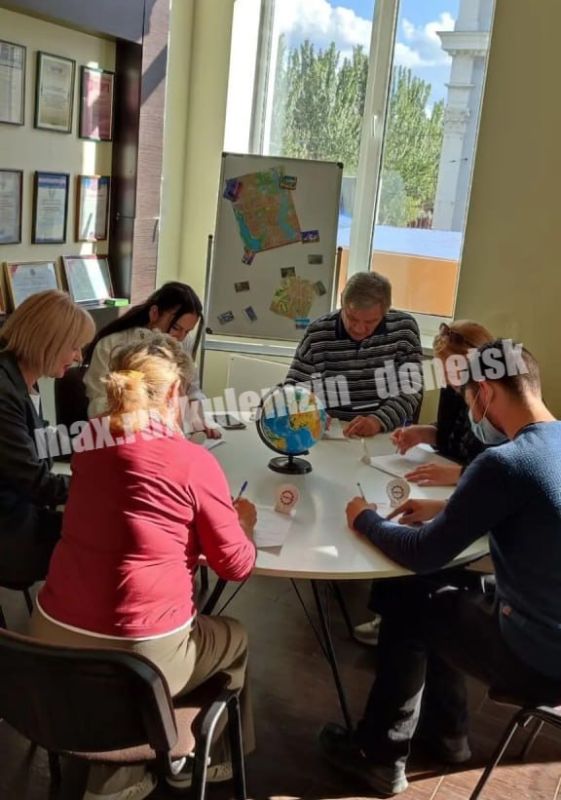 В преддверии Всемирного дня туризма в Донецком городском молодёжном центре состоялся тематический квиз «Точка на карте» В преддверии Всемирного дня туризма в Донецком городском молодёжном центре состоялся тематический квиз «Точка на карте»