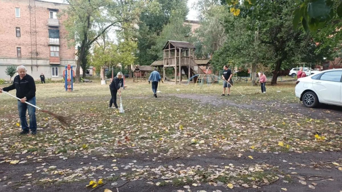 Иван Приходько: Старшие по домам показали пример: в Горловке прошёл субботник «Чистый четверг» в рамках проекта партии «Единая Россия» «Управдом» Иван Приходько: Старшие по домам показали пример: в Горловке прошёл субботник «Чистый четверг» в рамках проекта партии «Единая Россия» «Управдом»