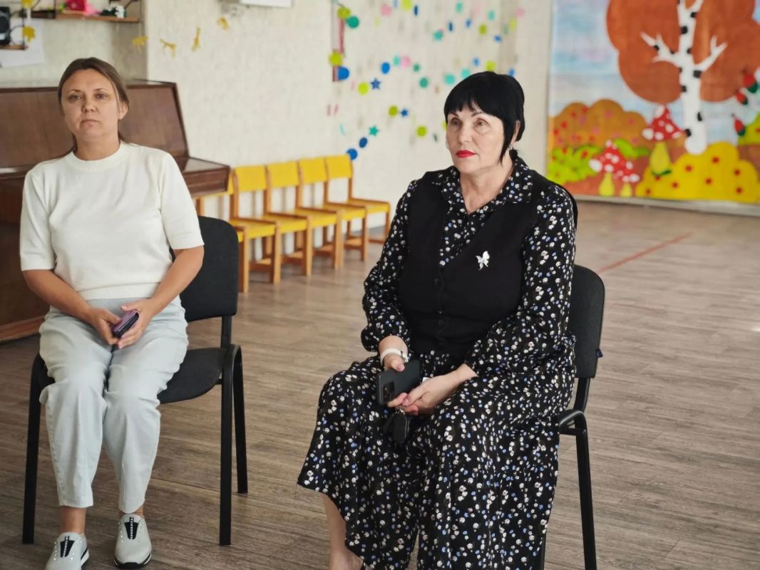 Заместитель главы администрации городского округа Дебальцево, Оксана Козлова, провела встречу с коллективом детского сада № 2 «Светлячок»