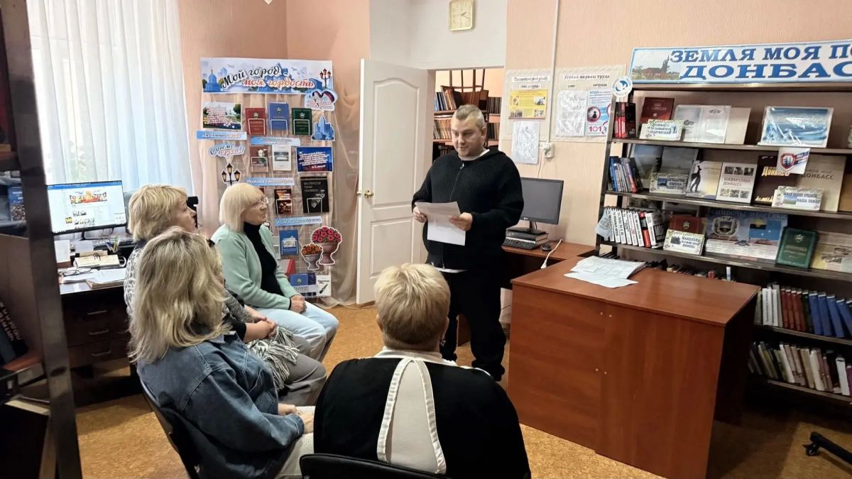 Сегодня, 25 сентября в Червоногвардейском районе лидер общественного мнения Юрий Сирош провел встречу с трудовым коллективом МБУ «Централизованная библиотечная система города Макеевки» Библиотека им. М. Ю. Лермонтова
