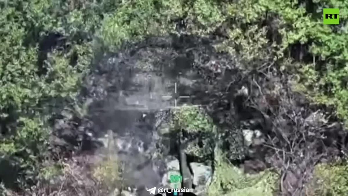 А на этом видео из Доброполья в ДНР — атака на огневые позиции артиллерии противника
