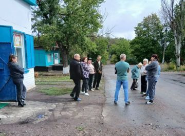 По партпроекту Единой России «Управдом» по улице Центральная поселка Горняцкое прошла встреча жителей с заведующим Горняцко-Залесненским териториальным сектором администрации городского округа Снежное