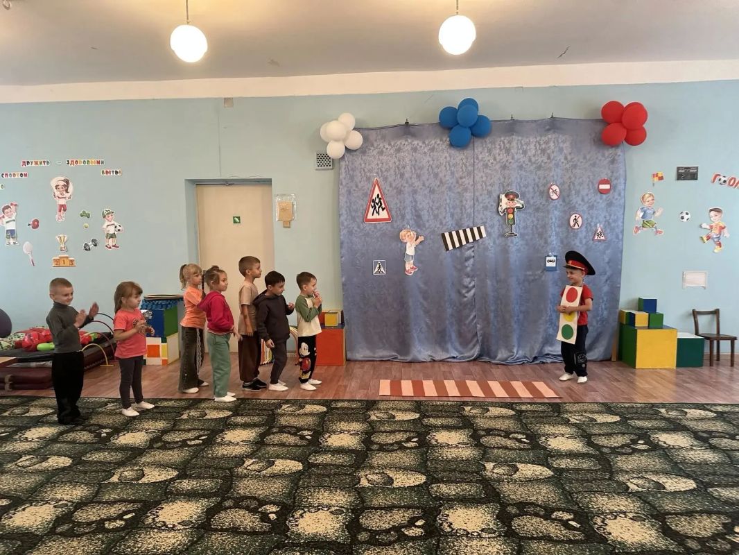 Малышей Ждановки учат правилам безопасности дорожного движения Малышей Ждановки учат правилам безопасности дорожного движения