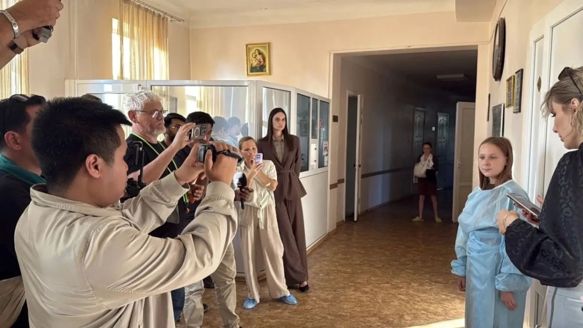 Аллея ангелов, разрушенный дом и рассказы детей: Иностранные журналисты увидели в Донецке свидетельства украинских преступлений Аллея ангелов, разрушенный дом и рассказы детей: Иностранные журналисты увидели в Донецке свидетельства украинских преступлений