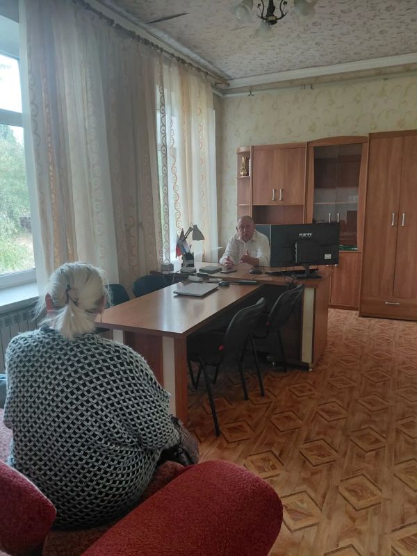 Личный приём граждан. Михаил Иванович Москаленко, депутат Снежнянского городского совета фракции Всероссийской политической партии «Единая Россия», провёл личный приём граждан Личный приём граждан. Михаил Иванович Москаленко, депутат Снежнянского городского совета фракции Всероссийской политической партии «Единая Россия», провёл личный приём граждан