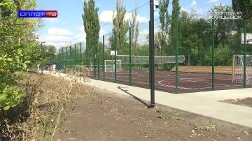 Спортплощадка у паркового пруда
