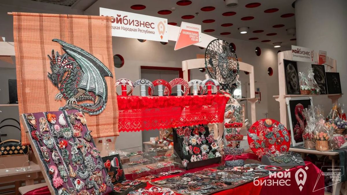 Сувениры из ДНР могут появиться в федеральном ретейле, сообщили ТАСС в пресс-службе регионального центра "Мой бизнес" Сувениры из ДНР могут появиться в федеральном ретейле, сообщили ТАСС в пресс-службе регионального центра "Мой бизнес"