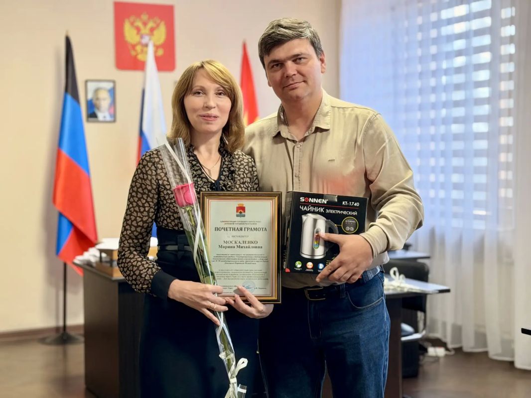 Сегодня, 25 сентября, в преддверии Дня воспитателя и всех дошкольных работников поздравил сотрудников данной сферы! Сегодня, 25 сентября, в преддверии Дня воспитателя и всех дошкольных работников поздравил сотрудников данной сферы!