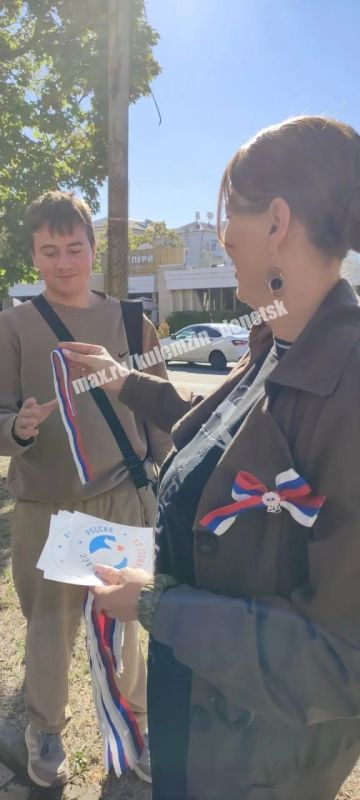 Сегодня сотрудники Донецкого городского молодёжного центра провели уличную акцию «Донбасс Россия навсегда», приуроченную ко Дню воссоединения ДНР, ЛНР, Запорожской области и Херсонской области с Российской Федерацией Сегодня сотрудники Донецкого городского молодёжного центра провели уличную акцию «Донбасс Россия навсегда», приуроченную ко Дню воссоединения ДНР, ЛНР, Запорожской области и Херсонской области с Российской Федерацией