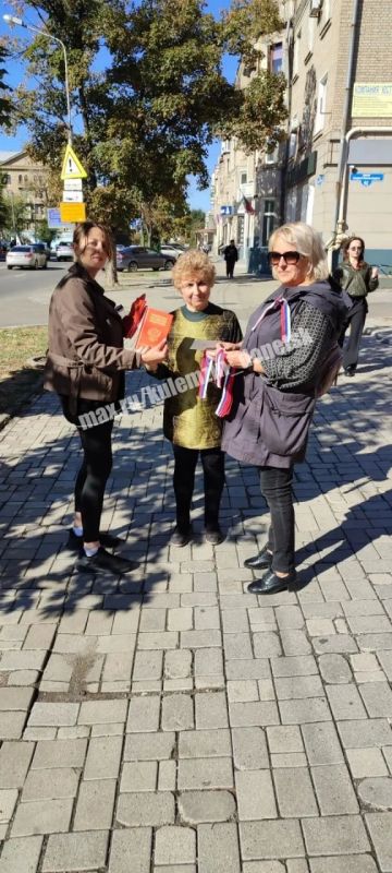 Сегодня сотрудники Донецкого городского молодёжного центра провели уличную акцию «Донбасс Россия навсегда», приуроченную ко Дню воссоединения ДНР, ЛНР, Запорожской области и Херсонской области с Российской Федерацией Сегодня сотрудники Донецкого городского молодёжного центра провели уличную акцию «Донбасс Россия навсегда», приуроченную ко Дню воссоединения ДНР, ЛНР, Запорожской области и Херсонской области с Российской Федерацией