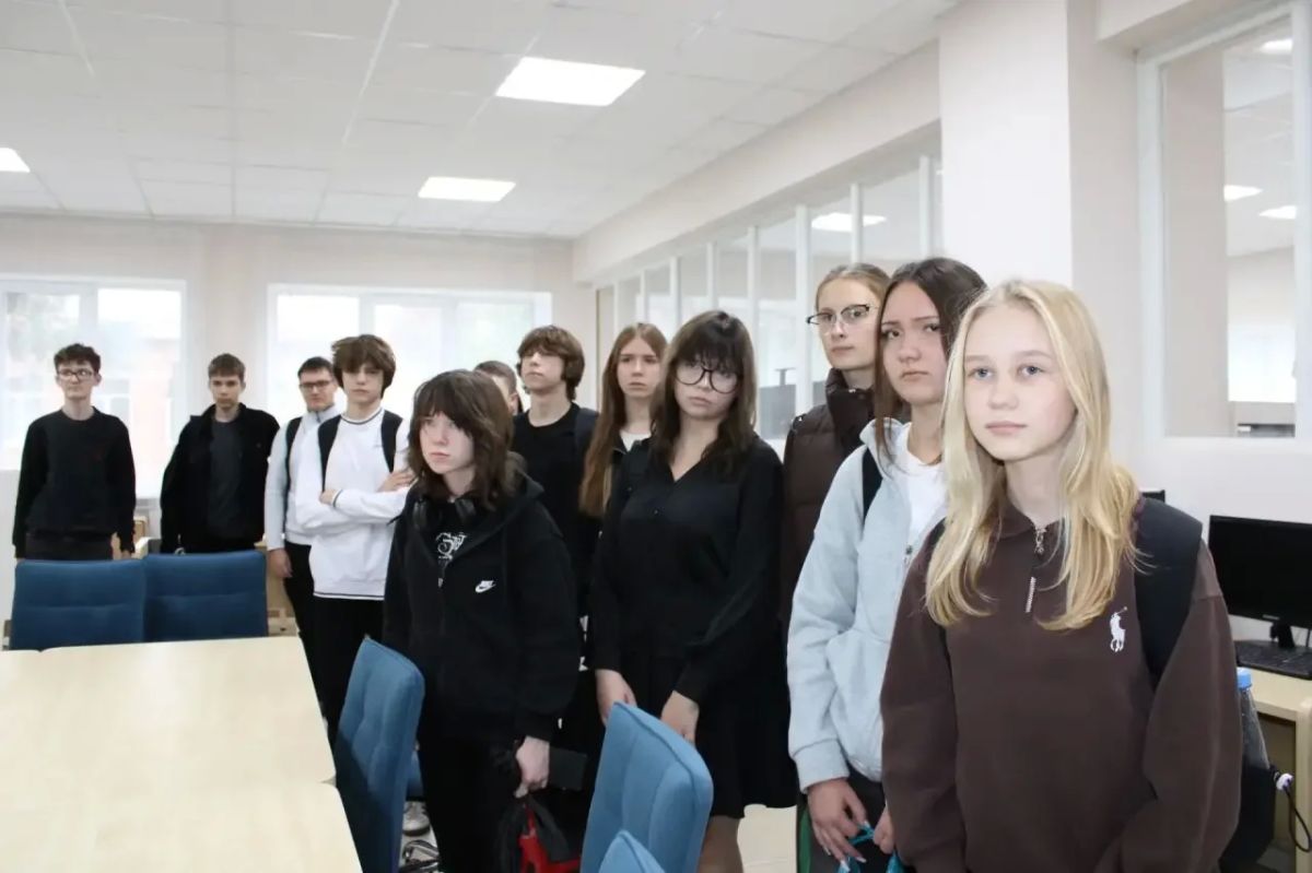 25 сентября в Харцызской модельной библиотеке состоялась интерактивная лекция «Технологии будущего: путь машиностроения», приуроченная ко Дню машиностроителя, который в этом году выпадает на 27 сентября 25 сентября в Харцызской модельной библиотеке состоялась интерактивная лекция «Технологии будущего: путь машиностроения», приуроченная ко Дню машиностроителя, который в этом году выпадает на 27 сентября