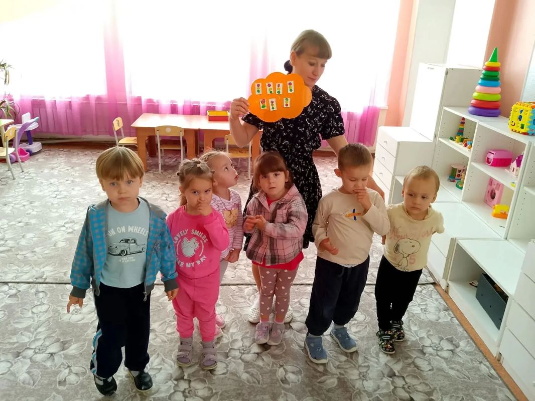 Малышей Ждановки учат правилам безопасности дорожного движения Малышей Ждановки учат правилам безопасности дорожного движения