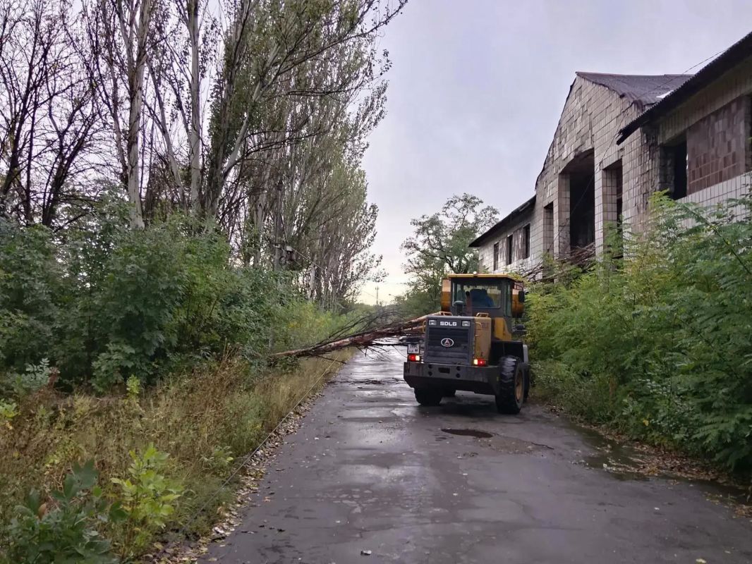 24 сентября, в Кировском внутригородском районе проведены работы по устранению последствий непогоды (сильных порывов ветра) 24 сентября, в Кировском внутригородском районе проведены работы по устранению последствий непогоды (сильных порывов ветра)