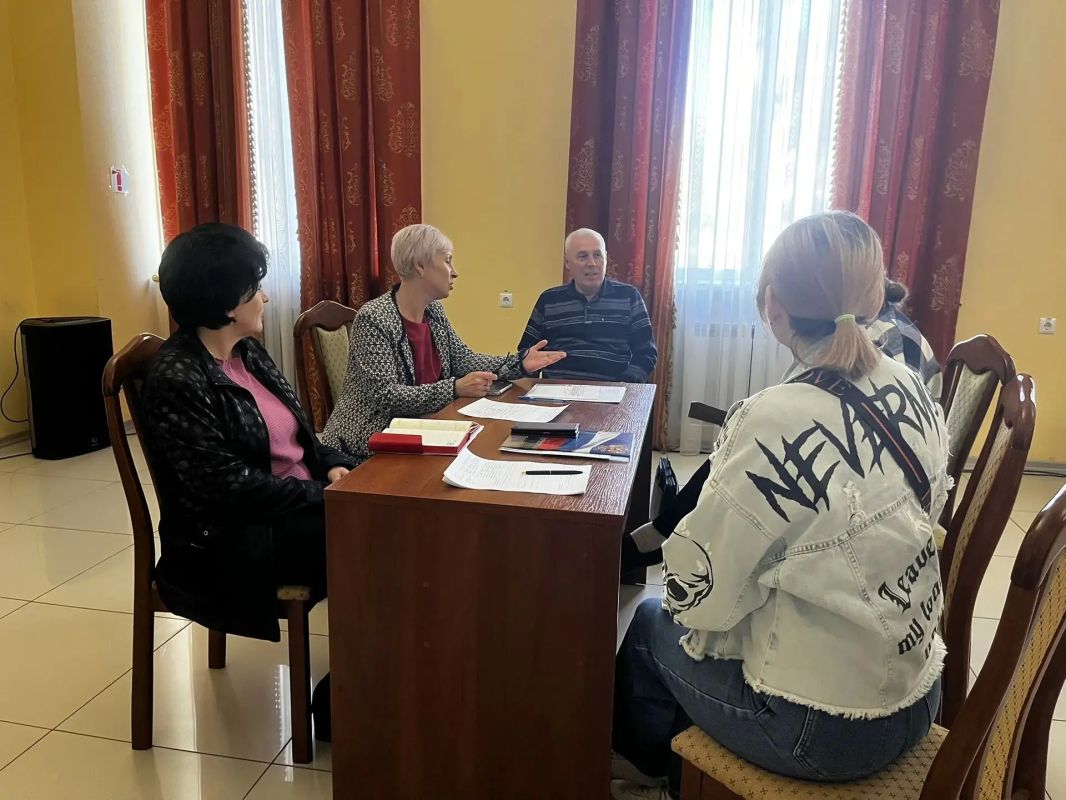 Евгений Поплавский: Совместно с сотрудниками управления образования провел встречу с родителями будущих первоклассников