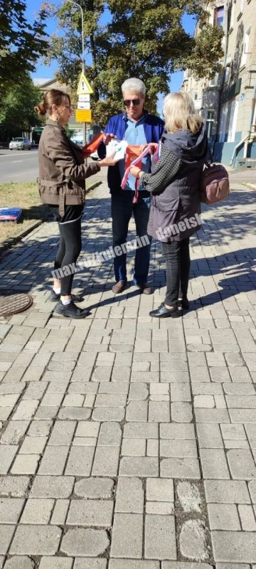 Сегодня сотрудники Донецкого городского молодёжного центра провели уличную акцию «Донбасс Россия навсегда», приуроченную ко Дню воссоединения ДНР, ЛНР, Запорожской области и Херсонской области с Российской Федерацией