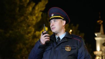 Отличного настроения и спокойных выходных вам желает сотрудник МВД по Донецкой Народной Республике