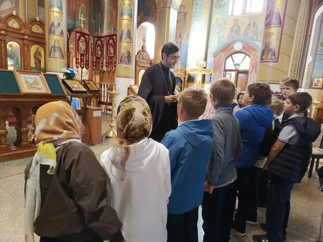Для мариупольских школьников провели экскурсию по Свято-Николаевскому храму Для мариупольских школьников провели экскурсию по Свято-Николаевскому храму