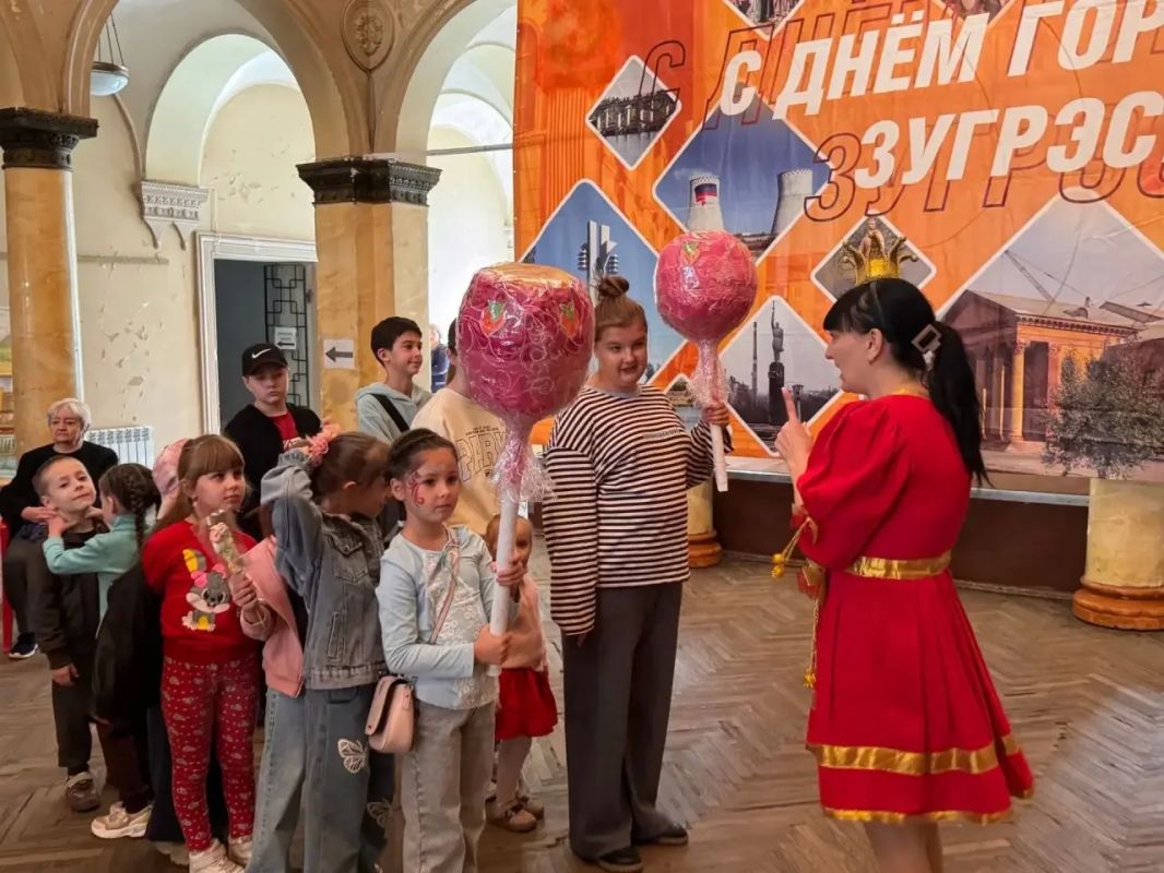 Сегодня, в Зугрэсском Дворце культуры, в честь Дня города для ребят прошла весёлая игровая программа Сегодня, в Зугрэсском Дворце культуры, в честь Дня города для ребят прошла весёлая игровая программа