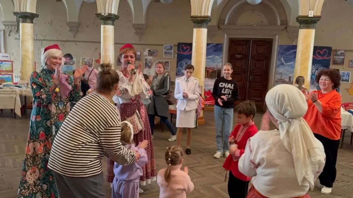 В фойе Зугрэсского городского Дворца культуры, сегодня, в честь Дня города состоялся большой народный хоровод В фойе Зугрэсского городского Дворца культуры, сегодня, в честь Дня города состоялся большой народный хоровод