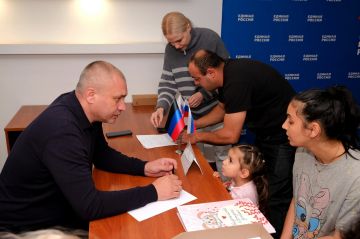 Человеческие истории и юридические сложности: жителям ДНР помогают в приёмных единороссов
