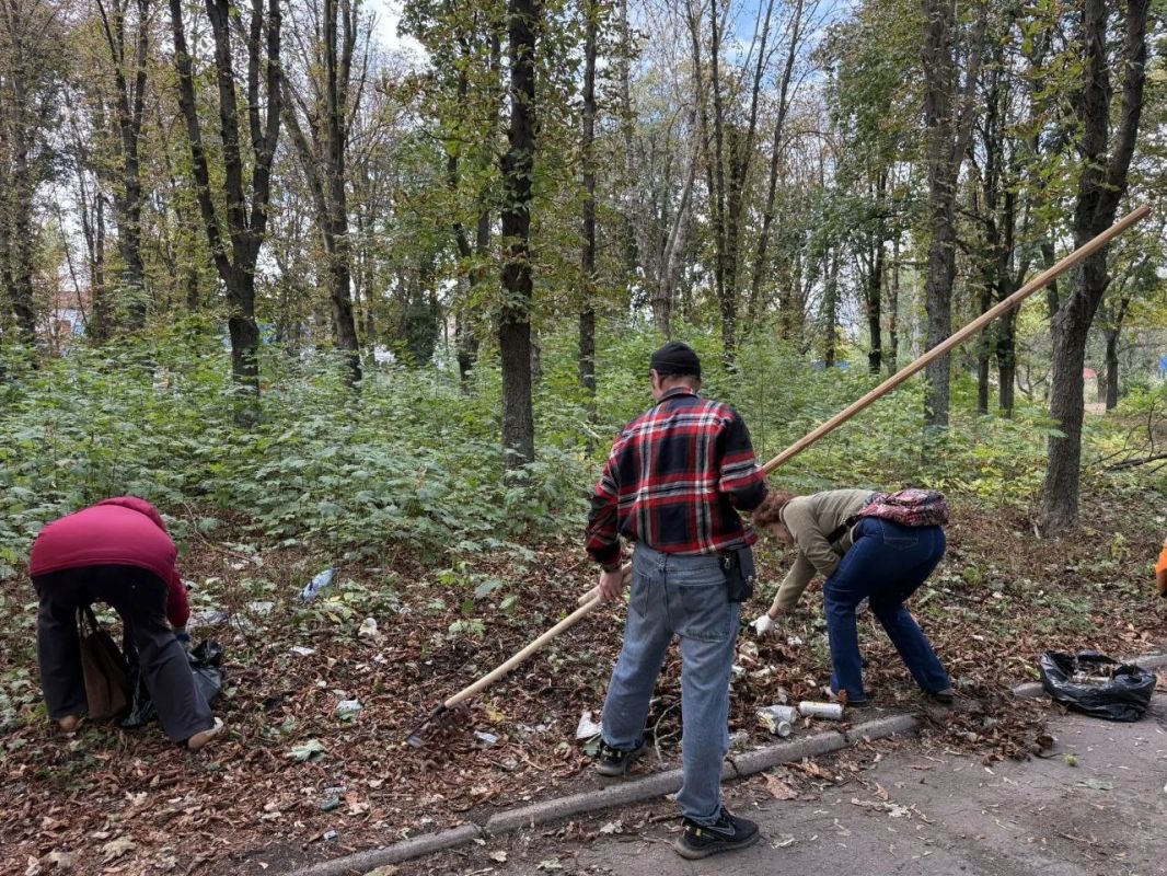 Сегодня, 26 сентября 2026 года, в рамках проектов "Донбасс Наш Дом" и "Городская Среда", реализуемых Единой Россией, в Кировском районе города Донецк был проведен субботник Сегодня, 26 сентября 2026 года, в рамках проектов "Донбасс Наш Дом" и "Городская Среда", реализуемых Единой Россией, в Кировском районе города Донецк был проведен субботник