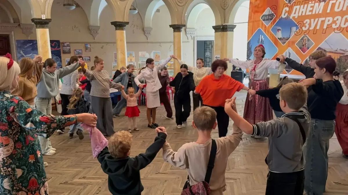 В фойе Зугрэсского городского Дворца культуры, сегодня, в честь Дня города состоялся большой народный хоровод В фойе Зугрэсского городского Дворца культуры, сегодня, в честь Дня города состоялся большой народный хоровод