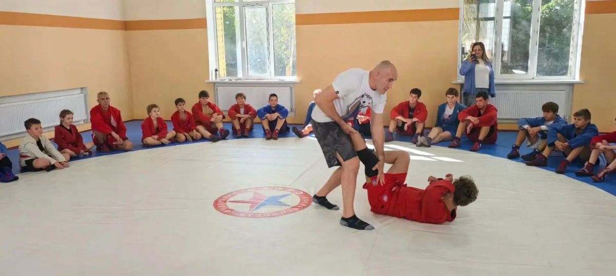 Алексей Олейник провел мастер-класс для юных спортсменов из Шахтерска Алексей Олейник провел мастер-класс для юных спортсменов из Шахтерска