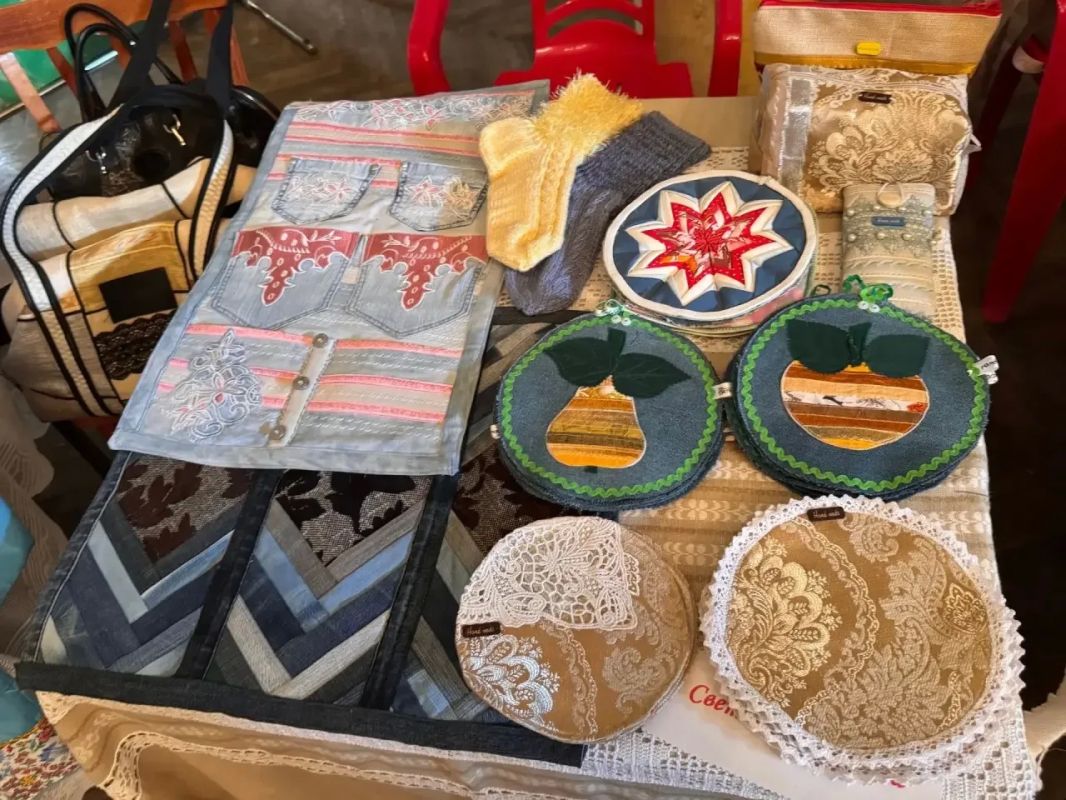 В Зугрэсском Дворце культуры прошла ярмарка рукодельников В Зугрэсском Дворце культуры прошла ярмарка рукодельников