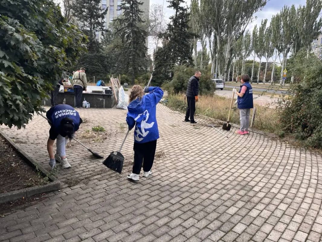 Чистота и порядок: в Ворошиловском районе прошел масштабный субботник Чистота и порядок: в Ворошиловском районе прошел масштабный субботник