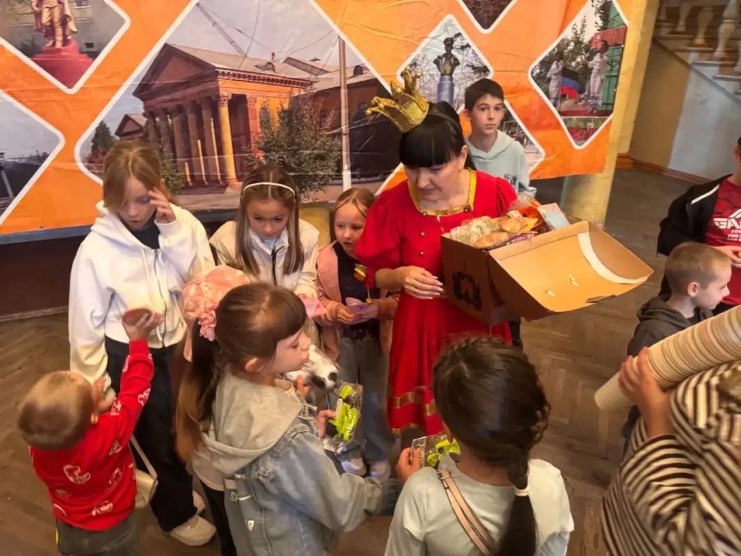Сегодня, в Зугрэсском Дворце культуры, в честь Дня города для ребят прошла весёлая игровая программа Сегодня, в Зугрэсском Дворце культуры, в честь Дня города для ребят прошла весёлая игровая программа